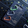 Bộ ba móc khóa carabiner Flextail treo trên thẻ bìa cứng in chữ Outdoor Multi-Function Carabiner