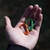 Ba móc khóa carabiner Flextail màu cam, xanh lá, xanh dương đặt trong lòng bàn tay