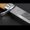 Cận cảnh phần chuôi kim loại của dao Morakniv Rookie trên nền tối