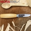 Dao Morakniv Rookie đặt trên khúc gỗ cùng thìa gỗ và dăm bào