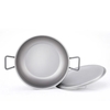 Chảo và nắp titanium đặt nghiêng cạnh nhau, nhìn từ trên xuống