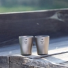 Ly Uống Rượu Keith Titanium Wine Cup 10ml hai ly trên bàn gỗ ngoài trời