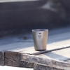 Ly Uống Rượu Keith Titanium Wine Cup 10ml một ly trên bàn gỗ ngoài trời, nền tối