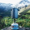 Keith Nồi Áp Suất Titanium Multi-function Cooker ám khói đặt trên bếp ngoài trời, nền núi tuyết