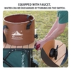 Xô nước gấp gọn Flextail Flex Bucket kèm vòi xả nước, tay người đang vặn công tắc xả