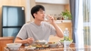 Uống nước trong khi ăn có tốt không? Cách uống đúng để không gây khó chịu