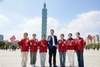 ảnh kỷ niệm cùng học sinh tai Taipei 101