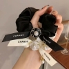 Cào tóc Chanel đính đá hoa trà đen, trắng