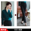 Áo sơ mi dài tay màu xanh lá cây + quần đen