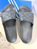 Dép Bánh Mì Adidas Adilette ĐEN LOGO NỔI JR3623