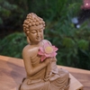 Tượng Thích Ca cầm hoa sen
