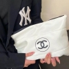 Túi cầm tay khoá kéo Đựng Mỹ Phẩm Chanel