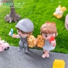 Trai gái ngồi ghế chụp ảnh váy xám