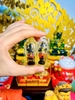 Amulet Kuman ôm túi tiền