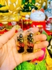 Amulet Kuman ôm túi tiền