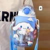 Bình nước có ống hút, kèm dây đeo mẫu Kuromi, My Melody, Cinnamoroll