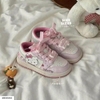 Giày sneaker Hello Kitty buộc dây gắn charm màu hồng tím