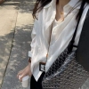 Áo sơ mi trắng viền sọc dài tay cho nữ