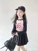 Bộ áo dài tay raglan đen hồng kèm chân váy xếp li in mẫu Labubu
