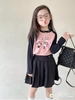 Bộ áo dài tay raglan đen hồng kèm chân váy xếp li in mẫu Labubu