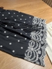 Bộ TOPSHOP áo sát nách hoa thị đen, quần suông be dài