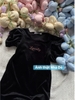 Váy nhung đen chữ Lovely hồng tay bồng hãng GEE JAY GIRLS
