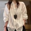 Áo sơ mi trắng viền sọc dài tay cho nữ