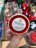 Nến áo ông già Noel nắp gỗ 10 Oz hương vân sam phủ sương