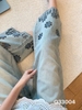 Quần jeans suông hoạ tiết hoa ở gấu