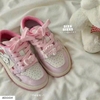 Giày sneaker Hello Kitty buộc dây gắn charm màu hồng tím