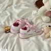 Giày sneaker Hello Kitty buộc dây gắn charm màu hồng tím