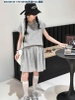 Bộ polo ALO Munaya chân váy xếp ly màu ghi