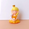 Tuong - bé gái ngồi vương miện váy vàng