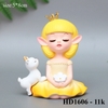 Tuong - bé gái ngồi vương miện váy vàng