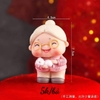Cụ bà bế mèo xám nhựa nhẹ.