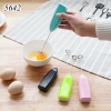 1 Chiếc máy tạo bọt đánh trứng chạy bằng pin