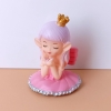 Tuong - bé gái ngồi vương miện váy hồng