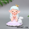 Tuong - bé gái ngồi vương miện váy xám