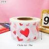 Cuộn mica bọc thành bánh trái tim đỏ cao 8cm.