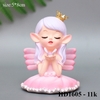Tuong - bé gái ngồi vương miện váy hồng