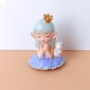 Tuong - bé gái ngồi vương miện váy xám