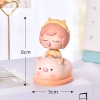 Tuong - bé gái cưỡi ngồi xe heo