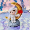 Tuong - phi hành gia cầm cờ ngồi trăng