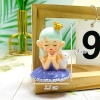 Tuong - bé gái ngồi vương miện váy xám
