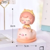 Tuong - bé gái cưỡi ngồi xe heo