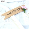 QC-que cắm thiệp Happy Every Day gắn hoa.