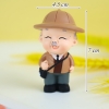 Tuong - Cụ ông đội mũ đeo cặp