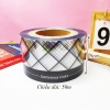 Cuộn mica quấn thành bánh kẻ caro 8cm