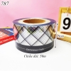 Cuộn mica quấn thành bánh kẻ caro 8cm