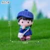 Bé trai đeo cặp đội mũ xanh dương đậm